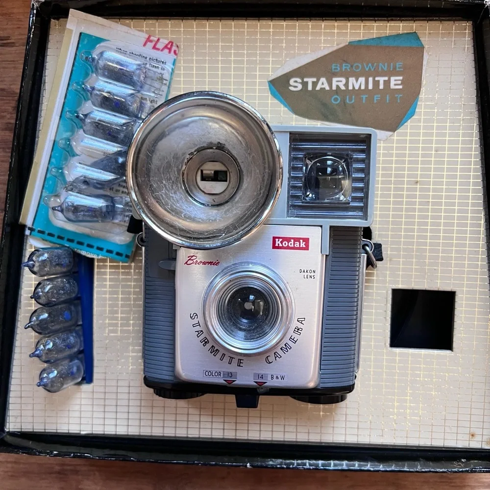 VINTAGE KODAK BROWNIE STARMITE 127 FILM CAMERA